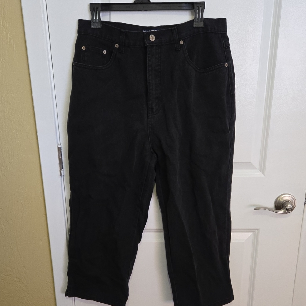 Halston Jeanswear black jean capris.